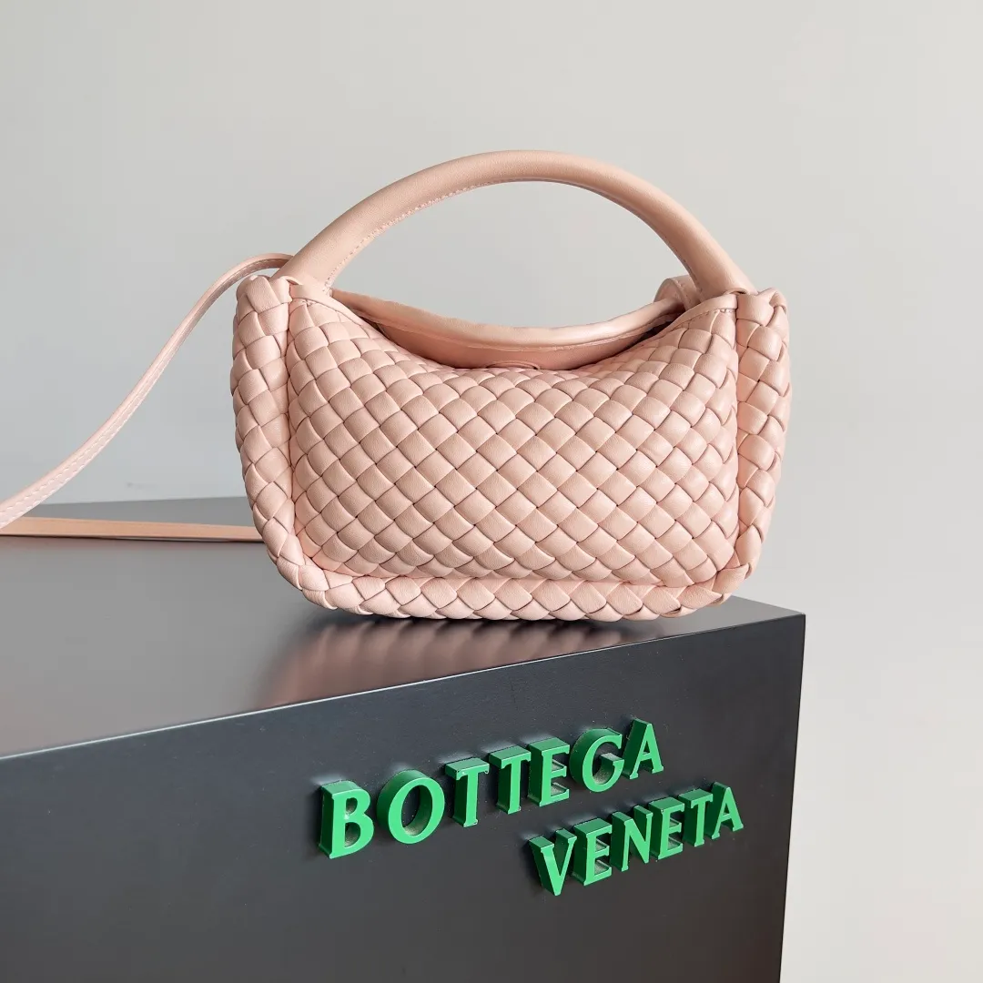 Batch 1760 BOTTEGA VENETA's new mini COBBLE bag. This season's mini Cobble series brings a new style of handbag. The body of the bag resembles the shape of a "Yuanbao", giving you good luck throughout autumn and winter! This Yuanbao bag is made of three pieces of quilted cotton and has an unlined body, showing its quiet power. The bag is carefully designed to create a three-dimensional look. The joints and edges are decorated with lambskin strips to create a sense of simplicity. The handbag is not lined, so you can directly appreciate the consistent lambskin on the outside and inside. It is beautiful both inside and outside. The top handle of this handbag is made of leather-wrapped rope and is quite sturdy. The detachable shoulder strap is secured by a leather buckle inside the bag. Can be carried by hand, carried on the shoulder or cross-body, very easy to match! Style number: 805739 Size: 23*11*8cm